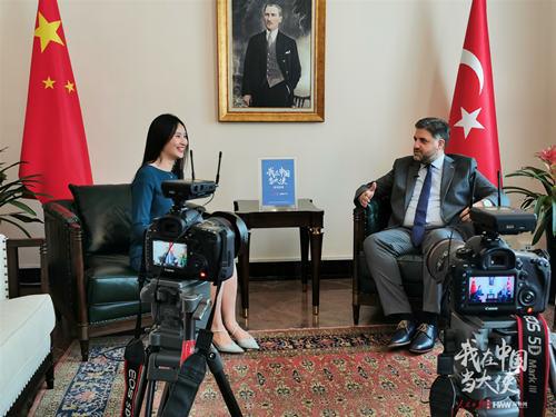 土耳其驻华大使阿布杜卡迪尔·埃明·约南接受人民日报海外网专访。（摄/海外网 付勇超）