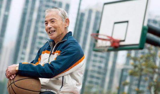 打了70年篮球,三分勾手逆天,为香港阿伯点赞