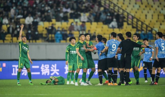 哪支足球俱乐部不位于岛上,下列哪支足球俱乐部的基地位于上海市