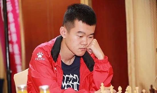 丁立人在国象联赛中。中国国际象棋协会供图