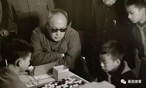 1962年在北京，陈毅元帅观看六城市少年儿童围棋赛，两位对局者是上海棋手华以刚（右）和王汝南