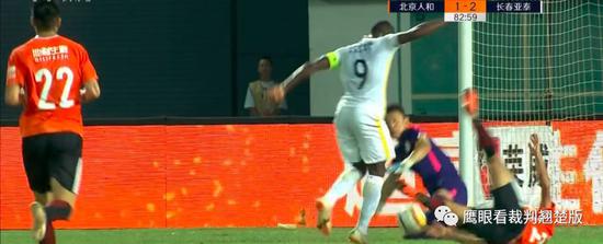根据规则，裁判员判罚球点球并将故意手球的北京人和队29号队员罚令出场正确。