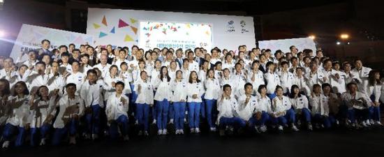 8月7日，韩国代表团成员在出征仪式上合影。新华社/纽西斯通讯社