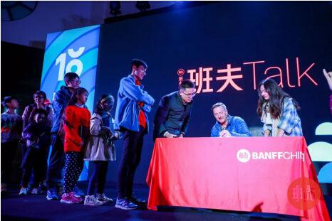 Paul Pritchard带来自己的著作为班粉现场签名赠言