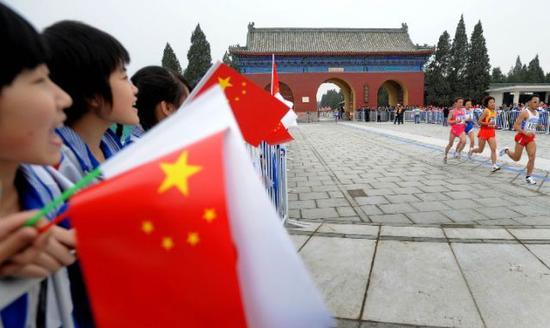 “好运北京”2008年北京国际马拉松赛在雨中举行。新华社记者李尕摄