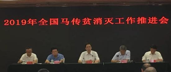 中国动物疫病预防控制中心主任陈伟生(中)