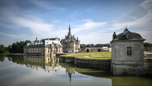 6月18日拍摄的法国尚蒂伊城堡.