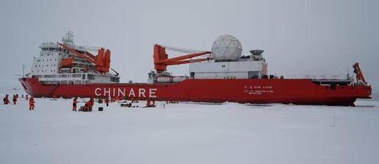 南极科考人员进行户外科研活动中
