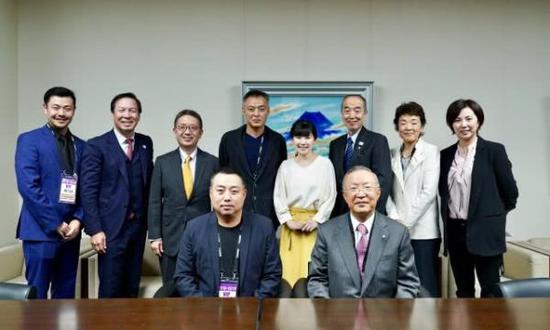 刘国梁和T联赛组委会合影,后排右四为福原爱。