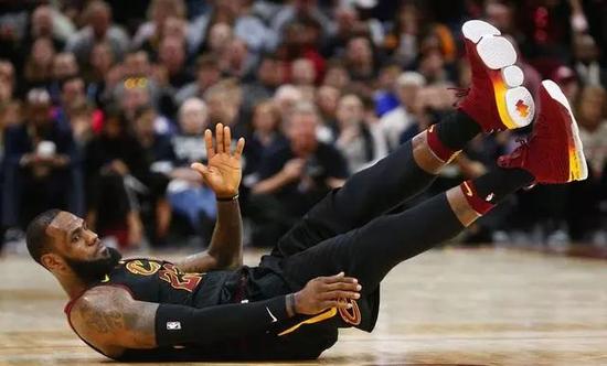 生涯至今最狼狽的首輪!疲憊孤獨的他仍是聯盟王者!-黑特籃球-NBA新聞影音圖片分享社區