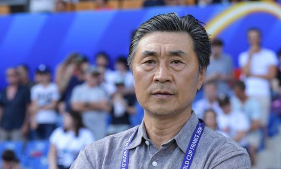 2019年6月25日,中国队主教练贾秀全在比赛前。新华社记者毛思倩摄