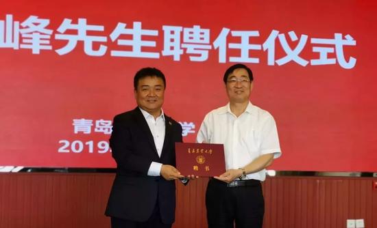 青岛农业大学校长宋希云（右）向中国马业协会秘书长岳高峰（左）颁发青岛农业大学特聘教授、马业科学专业高级顾问聘书