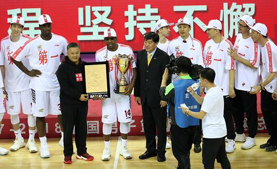 辽宁本钢队球员哈德森（左四）在总决赛MVP（最有价值球员）颁奖仪式上。