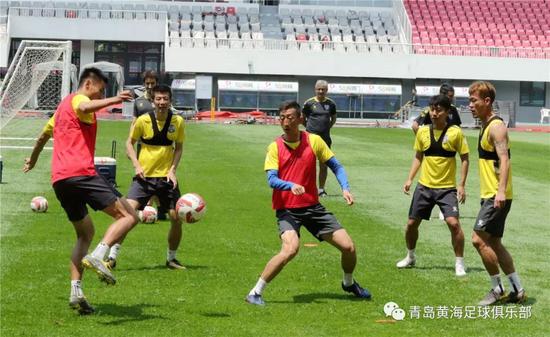 今天上午，青岛黄海青港队在国信体育场进行了赛前最后一次适应性场地训练。