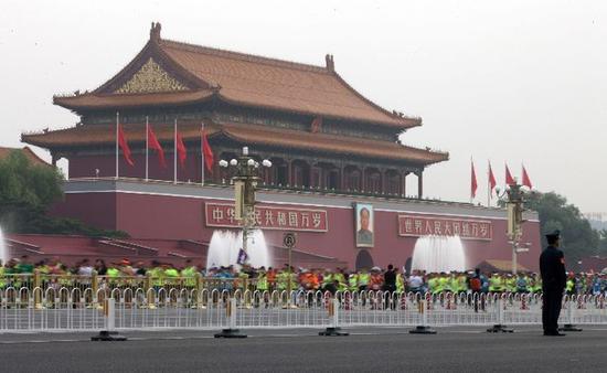 2015年北京马拉松在北京天安门广场开跑。新华社记者陶冶摄