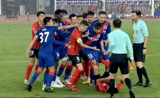 【博狗体育】奥斯卡生涯首次染红被罚下 判罚争议海港准备申诉