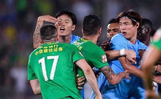 国安外援伊尔马兹与苏宁后卫李昂之间发生冲突。
