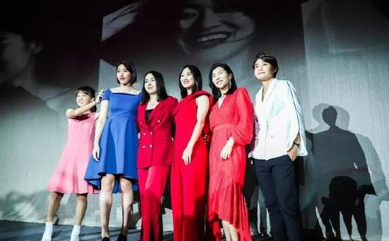 穿上礼服的女足姑娘们。图片来源:阿里巴巴官微