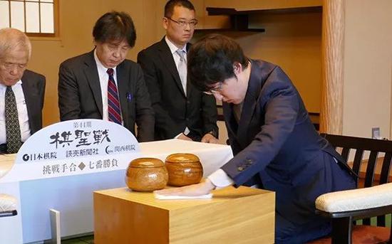 棋圣战第1局河野临出现误算 井山顺利夺赛点