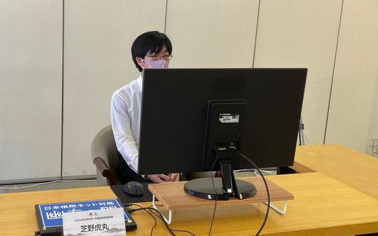芝野虎丸九段围甲首秀与陈耀烨九段线上对弈。中国围棋协会供图