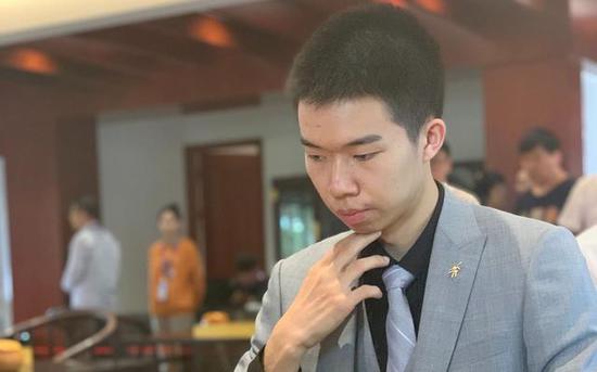 辜梓豪轻取谢科,挺进电视快棋赛半决赛。新京报记者 孙海光 摄