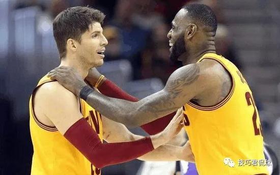 他挑衅詹姆斯，抱摔格林！还差点把骑士击败了