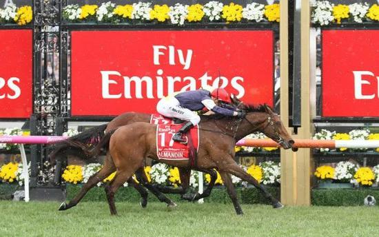 ‘深红晶石’初次由麦维凯策骑即捧走墨尔本杯