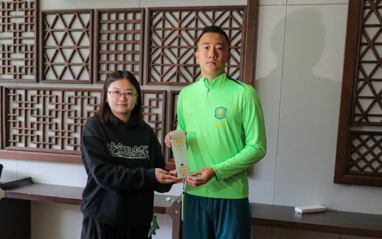 韩佳奇当选国安月度最佳 球迷：用神扑征服我们的心