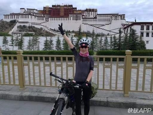 蒋旋和她的自行车在布达拉宫前留影