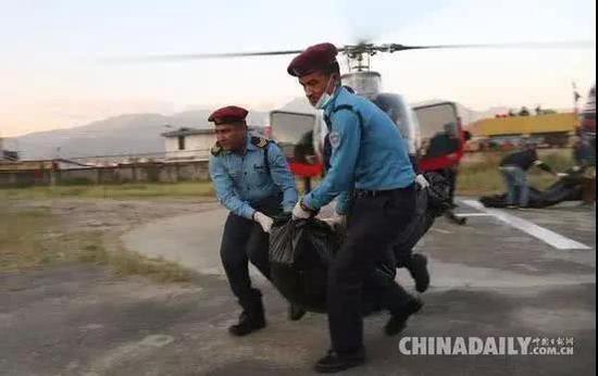 救援人员运送遇难登山队员遗体 (图自中国日报)