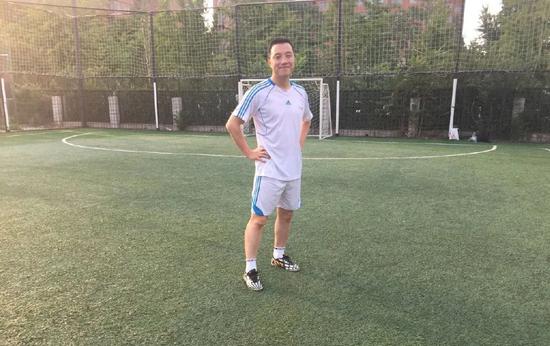性格很老实能踢足球吗,性格很老实能踢足球吗女生