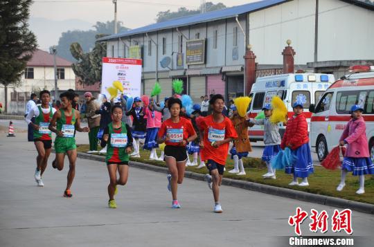 图为同学们构成的拉拉队正在为参赛选手添油 缪超 摄