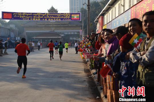 路边的民多正在为参赛选手添油鼓劲