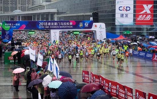 北京时间1月7日，2018年国内第一场“金标赛事”厦马马拉松在雨中鸣枪起跑。