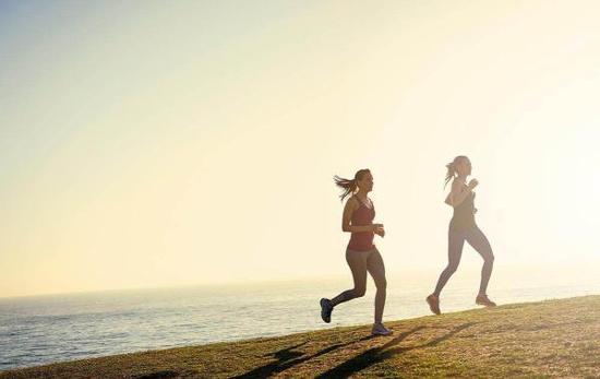 ≤夏天≥夏天运动减肥成效快[¨运动]?别被体重秤的数字骗了