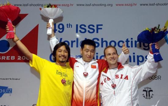 2006年7月23日，中国选手庞伟（中）与获得亚军和季军的选手在颁奖仪式上合影。