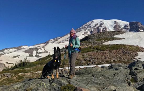 美国登山者失足摔下火山幸存，宠物狗暖心陪伴。