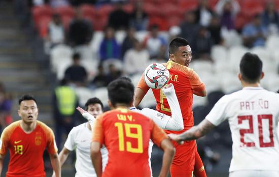 中国队球员赵旭日（上）在比赛中争顶。新华社记者丁旭摄