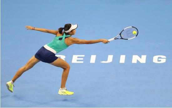 中国选手张帅在2019年中国网球公开赛比赛中回球