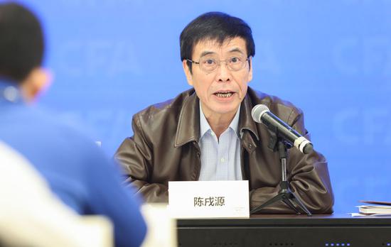 2020年12月14日,中国足协主席陈戌源在会议上讲话。当日,中国足协在上海召开职业联赛专项治理工作会议,公布2021-2023赛季各级职业联赛俱乐部财务约定指标,同时发布《关于各级联赛实行俱乐部名称非企业化变更的通知》。新华社记者 丁汀 摄