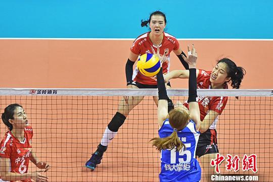 江苏女排主场首战开门红 3:0完胜广东恒大 夏晨希 摄