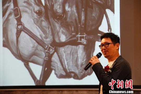 孙浩为观众介绍其代表作《相濡以沫》