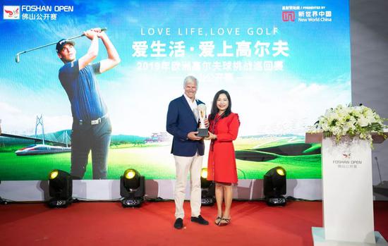 黄少媚为欧洲高尔夫球挑战巡回赛执行理事阿兰·德索垂特颁发纪念奖杯