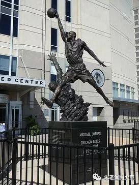 （我曾經懷疑聯合中心球場前的MJ銅像，是以上一張海報作為藍本）