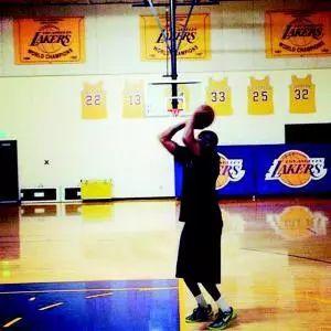 8分鐘連砍19分擊潰最強天賦軍團!21歲的曼巴傳人!-黑特籃球-NBA新聞影音圖片分享社區