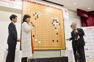 小川诚子六段和石田芳夫(二十四世本因坊秀芳)担任解说