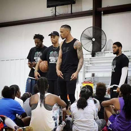 辗转3大洲4个联赛13支球队!如今成火箭新大腿