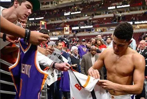 8分鐘連砍19分擊潰最強天賦軍團!21歲的曼巴傳人!-黑特籃球-NBA新聞影音圖片分享社區