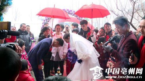 蒙城小伙儿和英格兰姑娘在举行婚礼