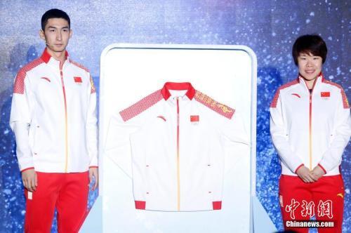 图为中国运动员代表武大靖与周洋展示领奖服。 中新社记者 韩海丹 摄